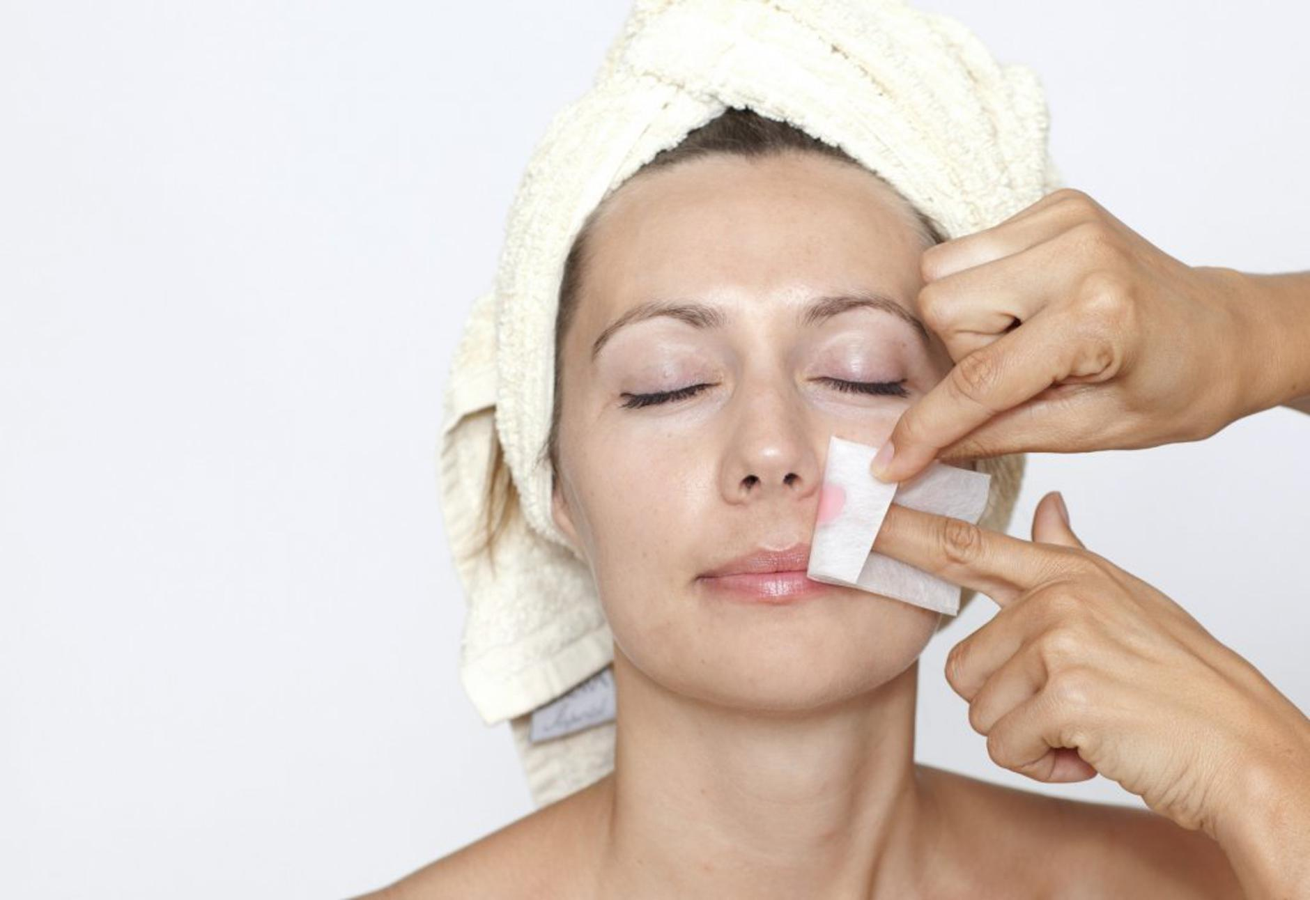 Nežna depilacija lica voskom u salonu Zoja Beauty