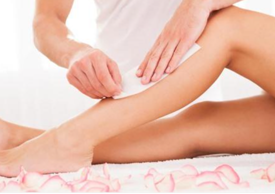 Depilacija nogama trakovima za glatku kožu u salonu Zoja Beauty