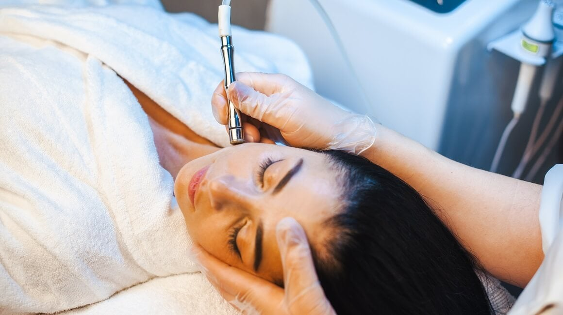 Diamantni piling obraza v salonu Zoja Beauty